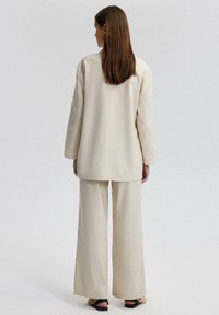 Touché Privé EMBROIDERED - Halflange jas - cream