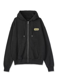 Juodas zip-up gobtuvėlis, pagamintas iš minkštos medžiagos, su priekinėmis kengūros kišenėmis, reguliuojamu gobtuvu ir mažyte auksine etikete ant kairės krūtinės.