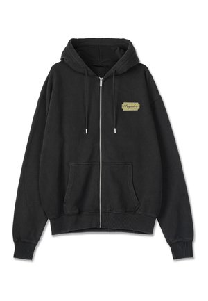 Črna zip-up kapuca iz mehkega materiala, ki ima sprednji kenguru žep, kapuco z vrvico in majhno zlato oznako na levem prsnem delu.