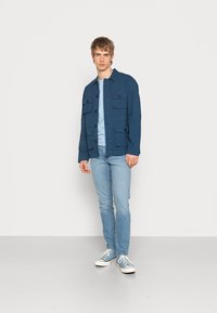 Wrangler LARSTON - Calças de ganga justas - blue boss