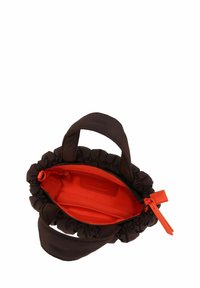 Bolso de tela negra con bordes fruncidos, interior naranja, doble asa y cierre de cremallera. Textura suave con un detalle de cremallera como acento.