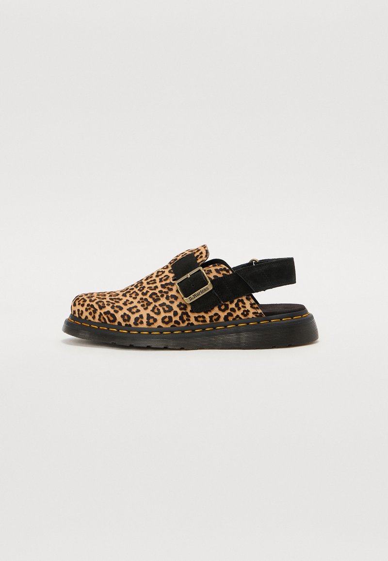 Dřeváky s leopardím vzorem a černým semišovým páskem a přezkou. Disponují černou gumovou podrážkou se žlutým prošíváním pro zvýraznění detailu.