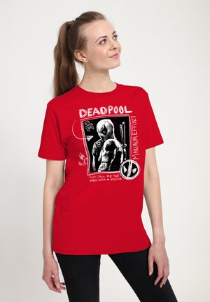 Rød bomuld T-shirt med grafik af Deadpool, med hvid tekst og illustrationer, herunder en tegneseriefigur og fredssymbol.