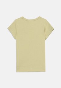 Κοντομάνικη ριμπ πλεκτή μπλούζα σε απαλό κίτρινο χρώμα με λαιμόκοψη crew και ευθεία ραφή, εμφανιζόμενη από πίσω σε λευκό φόντο.