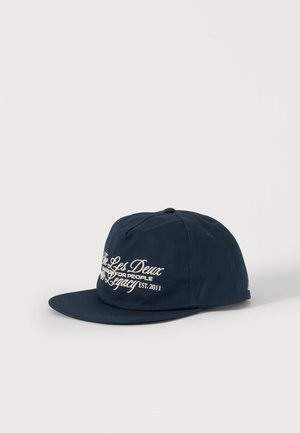 Marineblaues Baseballcap mit weißem, besticktem Text mit der Aufschrift "The Les Deux Legacy Est. 2011", dargestellt auf einem einfarbigen, hellen Hintergrund.