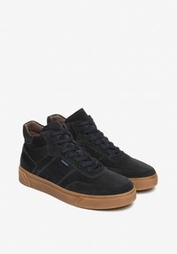 Sneaker alte in suede blu scuro con suole in gomma marrone, caratterizzate da un upper testurizzato, punta arrotondata e lacci coordinati.