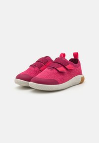Baskets de sport roses avec une tige en tricot respirant, deux sangles Velcro, bout rond, semelle grise et accents en caoutchouc pour une meilleure traction.