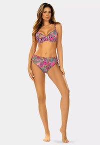 Zestaw bikini w kolorowym wzorze paisley w odcieniach różu, niebieskiego i zielonego; posiada usztywniane, z fiszbinami topy oraz majtki o średnim stanie z wiązaniami po bokach.