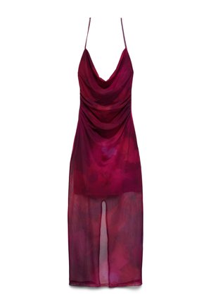 Vestito slip bordeaux con spalline sottili, scollo drappeggiato, vita arricciata e gonna trasparente con spacco frontale.