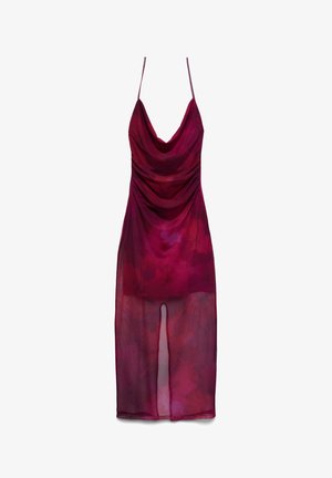 Vestito slip bordeaux con spalline sottili, scollo drappeggiato, vita arricciata e gonna trasparente con spacco frontale.