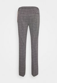 Bukser med sort og hvid houndstooth-mønster, lige ben, flad talje og baglommer. Glat tekstureret stof.
