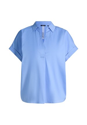 Jasnoniebieska bluzka z krótkim rękawem, zagiętymi mankietami, dekoltem w kształcie litery V i ostrym kołnierzem. Wewnątrz przy szyi widoczna metka marki.