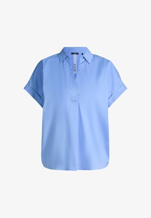 Hellblaue Kurzarmbluse mit umgeschlagenen Manschetten, offenem V-Ausschnitt und spitzem Kragen. Markenetikett an der Innenseite des Halsausschnitts sichtbar.