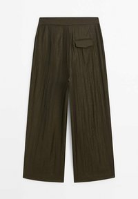 Pantalons à jambes larges en vert foncé, à tissu texturé, avec une ceinture lisse et une poche arrière unique.