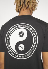 Puma PUMA STAPLE TEE - Apdrukāts T-krekls - puma black
