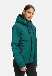 Teal hettegenser laget av mykt stoff, med glidelås foran, sidelommer, elastiske mansjetter og justerbare snorene på hetten.