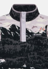 Pull en polaire avec motif montagne noir et gris, patte de boutonnage pressionnée et logo Columbia Sportswear sur la poitrine.