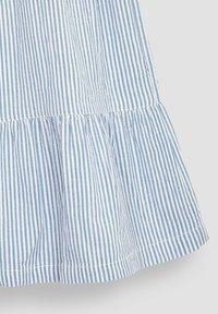 JoJo Maman Bébé GINGHAM FRILL SHOULDER TIERED REGULAR FIT - Denní šaty - blue seersucker stripe