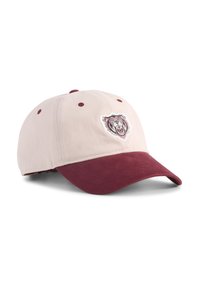 Căciulă de baseball roz deschis, cu o vizieră bordo. Detaliază un patch grafic cu un urs pe partea din față, fabricată din bumbac, cu detalii cusute.