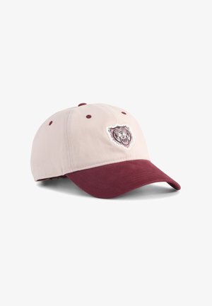 Světle růžová baseballová kšiltovka s bordó kšiltem. Na přední straně se nachází grafická nášivka medvěda, vyrobená z bavlny s prošívanými detaily.