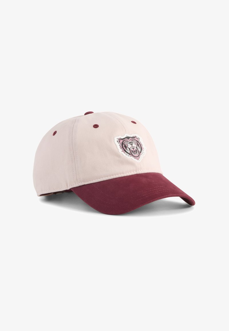 Jasnoróżowa czapka baseballowa z bordowym daszkiem. Na przedzie znajduje się naszywka z grafiką misia, wykonana z bawełny z detalami szytymi.