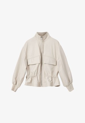 Jasno beżowa kurtka zapinana na suwak z wysokim kołnierzem, dwoma dużymi kieszeniami na piersi, marszczoną talią i elastycznymi mankietami, wykonana z gładkiej, teksturowanej tkaniny.