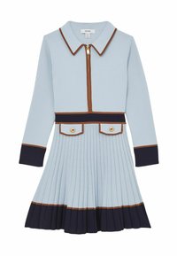Svetlomodré rebrované šaty s golierom, predným zipsom a tmavomodrým lemom. Sú doplnené hnedými detailmi a plisovanou sukňou s vreckami so zlatými gombíkmi.