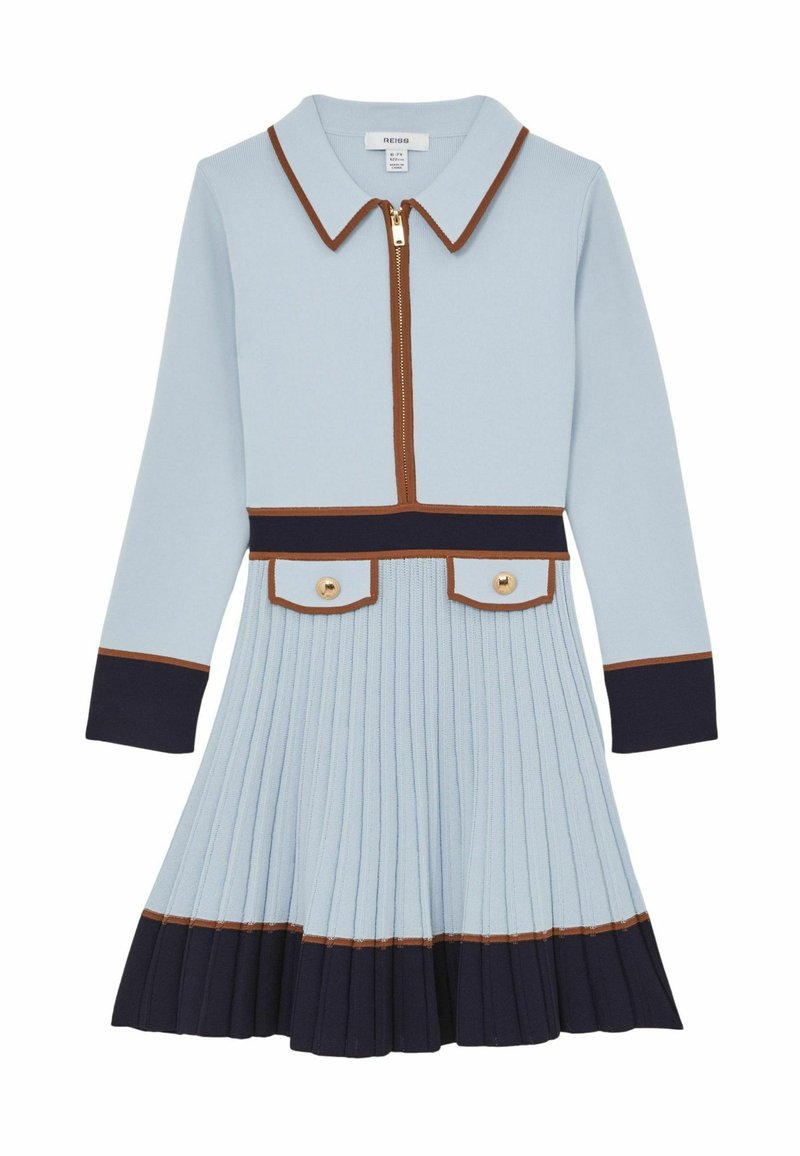 Svetlomodré rebrované šaty s golierom, predným zipsom a tmavomodrým lemom. Sú doplnené hnedými detailmi a plisovanou sukňou s vreckami so zlatými gombíkmi.