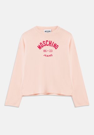 Suéter rosa de mangas longas com decote redondo. Apresenta a inscrição bordada em vermelho "MOSCHINO 86-23 JEANS" na parte da frente. Material macio e leve.