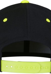 Schwarze Kappe mit einem neongelben verstellbaren Riemen und Akzenten. Besitzt eine glatte Textur und sechs Belüftungsöffnungen nahe der Oberseite.
