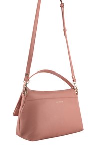 Roze leren handtas met een verstelbare schouderband, voorzien van een gladde textuur, een klein handvat en een gouden accent logo.