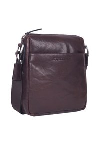 Borsa a tracolla in pelle marrone con una texture liscia, tasca frontale con zip, tracolla regolabile e logo impresso sulla parte anteriore.