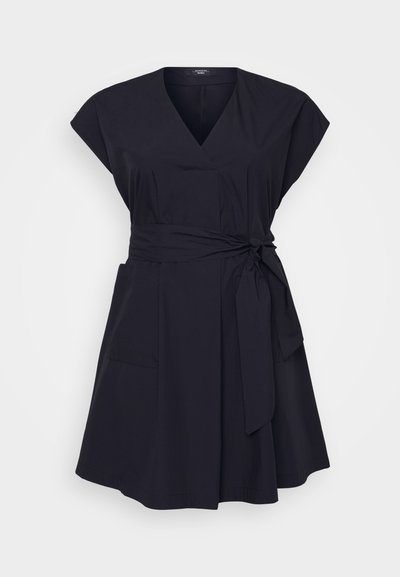 Abito avvolgente blu navy in tessuto leggero con maniche corte, vita con cintura, due tasche frontali e gonna svasata.