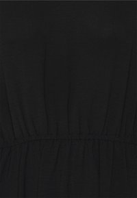 Robe noire avec une taille froncée. Le tissu a une texture douce avec une finition lisse et sans motifs ni détails matériels visibles.