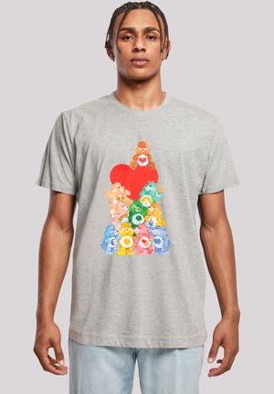 Graues T-Shirt mit kurzen Ärmeln, das bunte Cartoon-Bären zeigt, die in einer Pyramide neben einem großen roten Herzen gestapelt sind, wobei jeder Bär intricierte Muster aufweist.