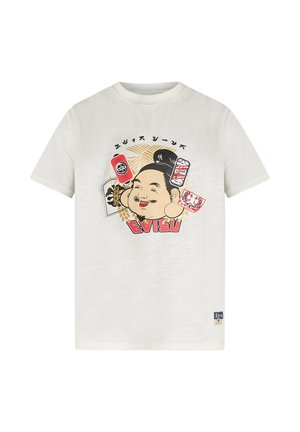 T-shirt bianca con un volto in stile cartone animato con chignon nero, testo rosso "EVISU" e varie grafiche a tema giapponese intorno al volto.
