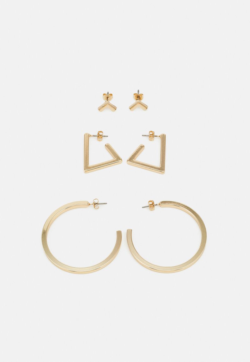 Ensemble de bijoux en or comprenant deux paires de boucles d'oreilles géométriques : une triangulaire et une circulaire, toutes avec une finition métallique lisse.
