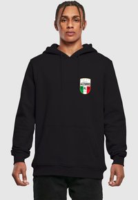Sudadera negra con un bolsillo canguro en la parte frontal, que presenta un emblema italiano colorido con el texto "AZZURRO" e "ITALIA".