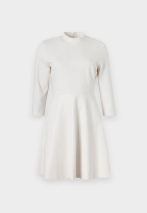 Vestido blanco ajustado con cuello alto, mangas tres cuartos y falda acampanada. Tejido suave con un sutil brillo, cierre de cremallera en la parte trasera.