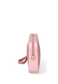 Borsa a tracolla rosa con superficie textured, zip dorata in cima e tracolla removibile, mostrata da una prospettiva laterale su uno sfondo bianco.