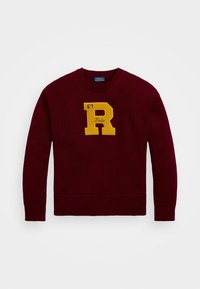 Borgknittrad tröja i vinröd med ribbad mudd och nederkant. Har en gul "R"-logotyp med "67" och "Polo" broderi framtill.