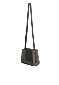 Borsa a forma rettangolare, realizzata in tessuto grigio e nero. Include una lunga tracolla regolabile e dettagli in metallo dorato.