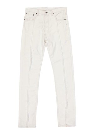 Witte slim-fit jeans met vijf zakken, riemlussen en zichtbare naaddetails, plat liggend op een witte achtergrond.