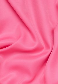 Tessuto liscio e leggero di un rosa brillante, con una consistenza morbida e una leggera lucentezza, che si drappeggia in morbide pieghe. Nessun motivo o elemento hardware visibile.