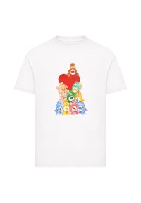 Weißes Baumwoll-T-Shirt mit bunten Cartoon-Bären, die vor einem großen roten Herz gestapelt sind. Die Bären haben verschiedene Farben und einzigartige Muster.