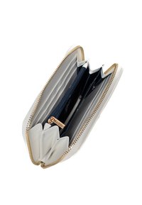 Bílá kožená peněženka se zlatým zipem, více sloty na karty, tmavě modrou vnitřní částí a zipovou kapsou na mince nebo malé předměty.