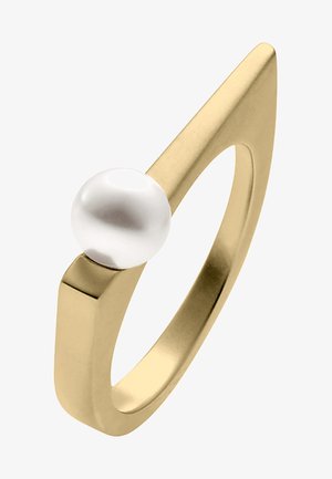 Złoty pierścionek o płaskim, trójkątnym wzorze i gładkim, białym akcentującym perłą. Gładka faktura na obrączce i polerowane wykończenie.