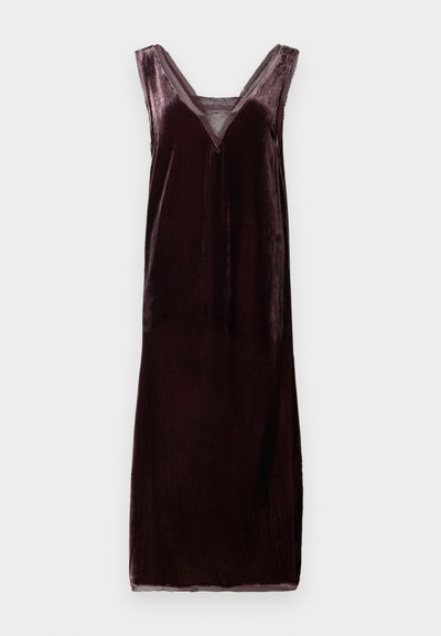 Vestido de veludo sem mangas em um profundo borgonha com decote em V e detalhe em rede na parte da busto. Textura suave, comprimento até o tornozelo e silhueta aerodinâmica.