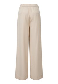 Beżowe spodnie szerokie z elastycznym pasem, dwiema tylnymi kieszeniami i gładką, lekką teksturą materiału.