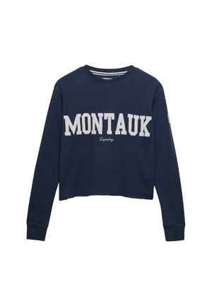 Marineblå langærmet sweatshirt med rund halsudskæring med "MONTAUK" i store hvide bogstaver og "Superdry" i mindre skrift nedenunder foran.